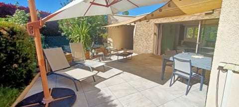 Studio cosy avec terrasse et accès piscine Apartment in Auvergne-Rhône-Alpes