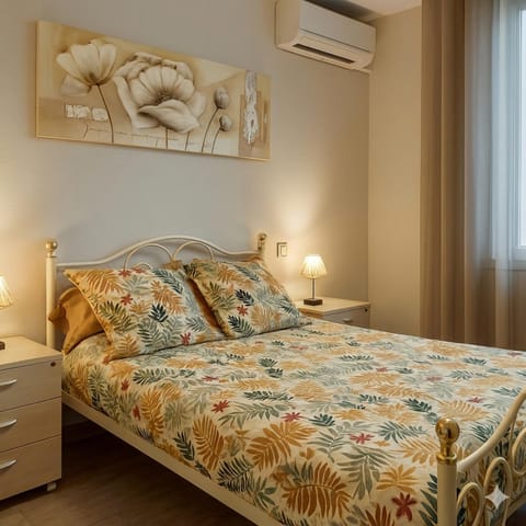 Bed, Photo of the whole room, Bedroom, air conditioner