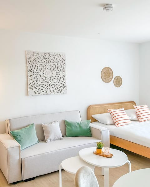 Bed, Living room, room service