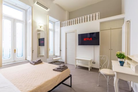 Bed, TV and multimedia, Photo of the whole room, Seating area, Bedroom, towels, wardrobe, air conditioner