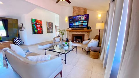 Communal lounge/ TV room, TV and multimedia, Living room, Seating area, Evening entertainment, fireplace