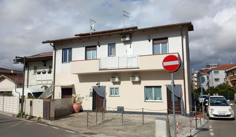 Property building, Day, Neighbourhood, Street view, Parking