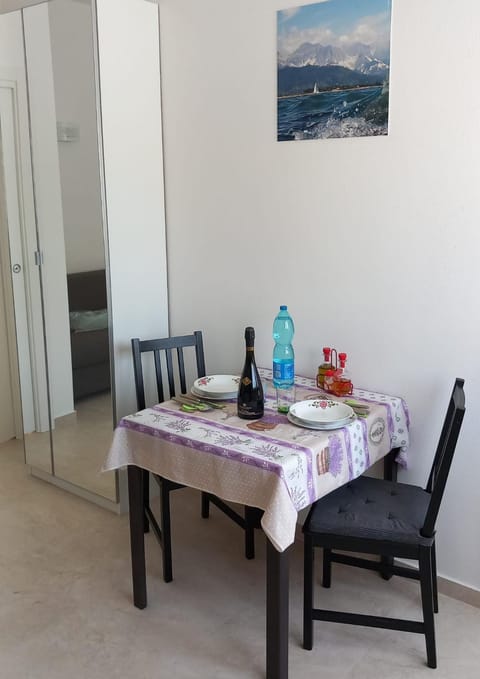 Living room, Food and drinks, Seating area, Dining area, Drinks, Alcoholic drinks