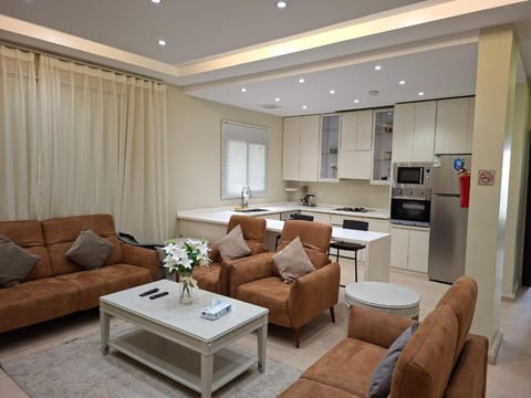 TV and multimedia, Kitchen or kitchenette, Living room, Seating area, stove