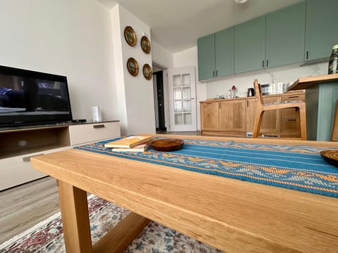 Communal lounge/ TV room, TV and multimedia, Kitchen or kitchenette, Dining area, Evening entertainment, minibar, stove