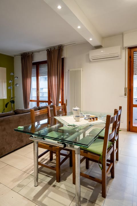 Kitchen or kitchenette, Seating area