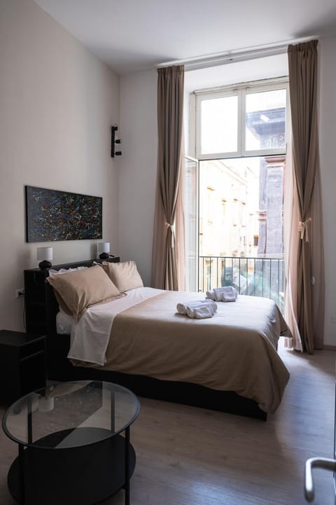 Bed, TV and multimedia, Photo of the whole room, Bedroom, towels