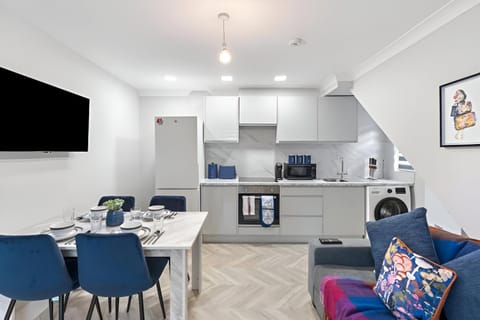 TV and multimedia, Coffee/tea facilities, Kitchen or kitchenette, Living room, Seating area, Dining area, minibar, oven, stove, toaster, washing machine