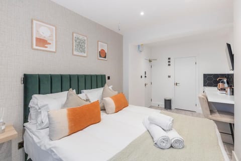 Bed, TV and multimedia, Living room, Photo of the whole room, Seating area, Bedroom, towels, wardrobe