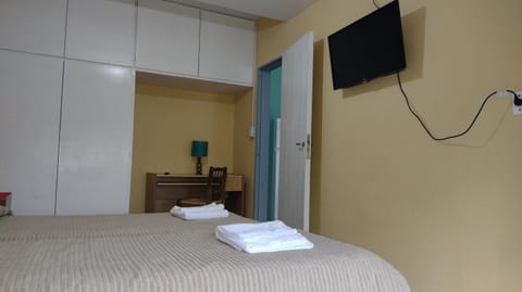 Bed, TV and multimedia, Photo of the whole room, Bedroom, towels