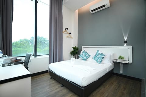 Bed, Photo of the whole room, Bedroom, air conditioner