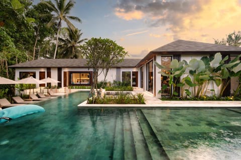 Property building, Day, Garden, Pool view, Swimming pool, sunbed