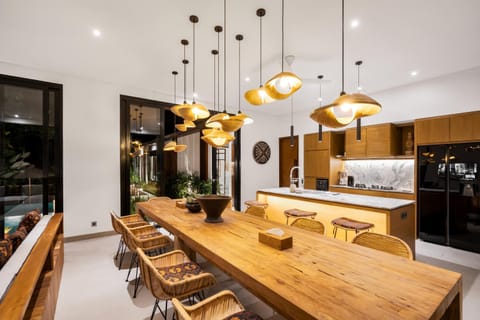 Kitchen or kitchenette, Dining area