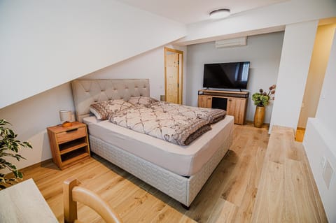 Bed, TV and multimedia, Bedroom, air conditioner