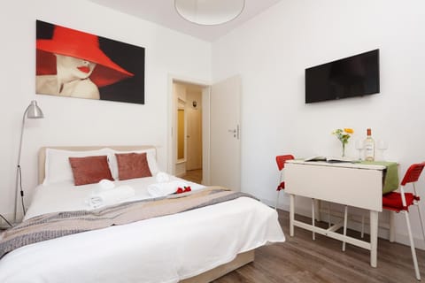 Bed, TV and multimedia, Bedroom
