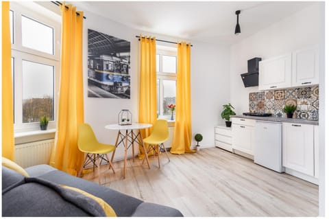 Kitchen or kitchenette, Seating area, Dining area