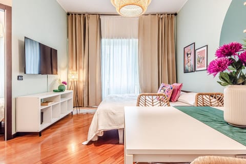 Bed, TV and multimedia, Photo of the whole room, Decorative detail, Bedroom