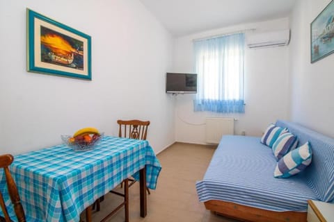 TV and multimedia, Living room, Photo of the whole room, Seating area, internet, air conditioner