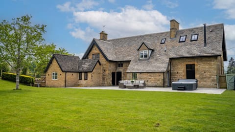 Property building, Garden, Hot Tub, Balcony/Terrace, Seating area, Garden view
