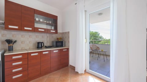 Kitchen or kitchenette, pet friendly, stove