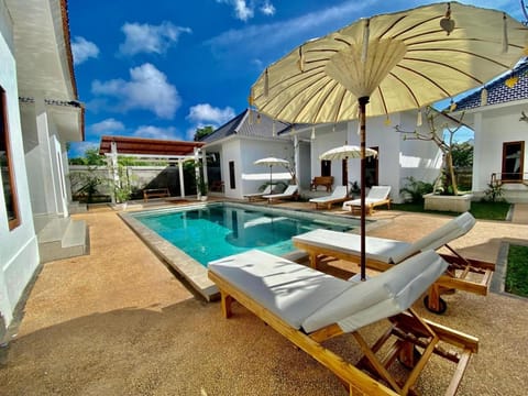 Property building, Patio, Day, Pool view, Swimming pool, sunbed