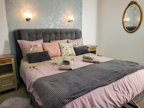 Bed, Photo of the whole room, Decorative detail, Bedroom, wardrobe