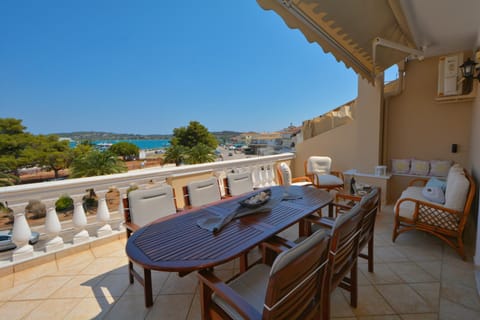 Patio, Balcony/Terrace, Seating area, Dining area, Mountain view