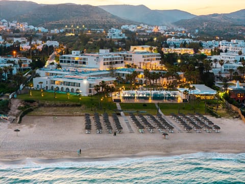 Property building, Nearby landmark, Bird's eye view, Beach, City view, Mountain view