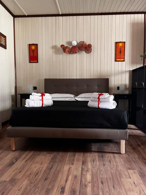 Bed, Bedroom, towels