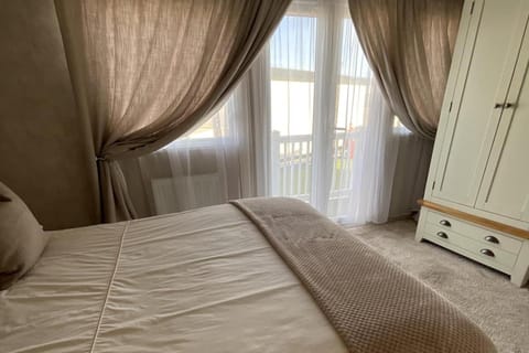 Seaview Caravan 2 Bedroom Sleeps 6 -WiFi -Smart Tv House in Mersea Island