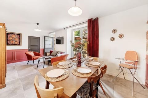 TV and multimedia, Living room, Seating area, Dining area