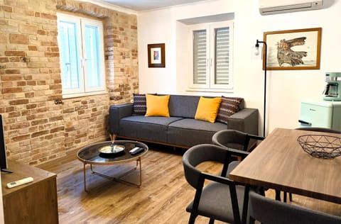 Seating area, Dining area, air conditioner
