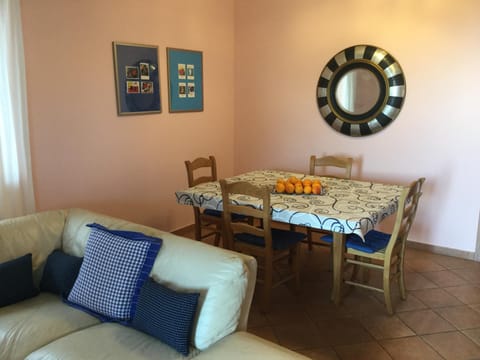 Living room, Food and drinks, Seating area, Dining area, Food