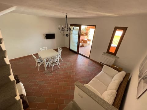 Communal lounge/ TV room, TV and multimedia, Seating area, Dining area