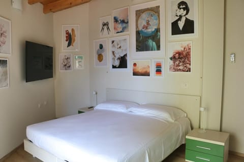 Bed, TV and multimedia, Photo of the whole room, Bedroom