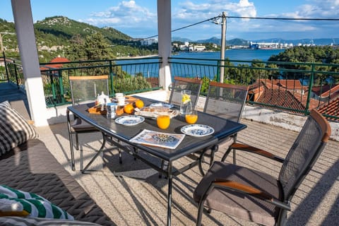 Natural landscape, View (from property/room), Balcony/Terrace, Seating area, Dining area, Mountain view, Sea view