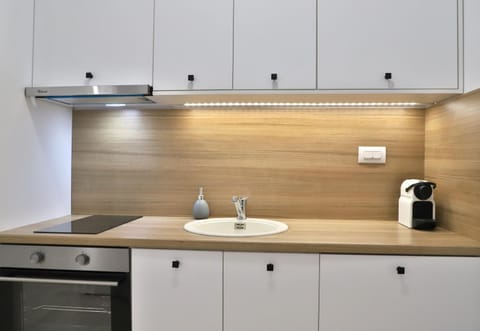 Kitchen or kitchenette, minibar, stove