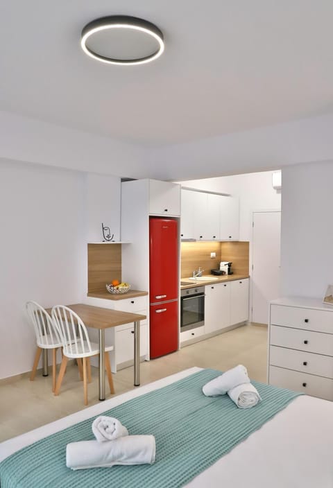 Bed, Kitchen or kitchenette, Photo of the whole room, Dining area, Bedroom, oven, stove, towels, wardrobe