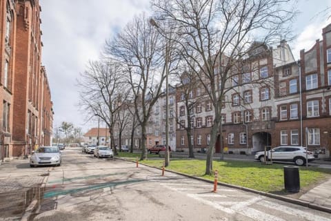 Property building, Spring, Street view, Location