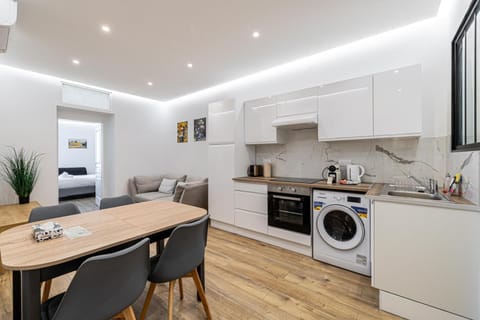 Coffee/tea facilities, Kitchen or kitchenette, Seating area, Dining area, oven, stove, washing machine
