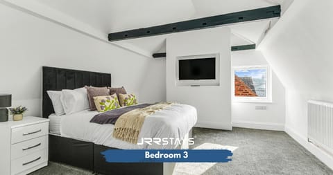 Bed, TV and multimedia, Photo of the whole room, Bedroom