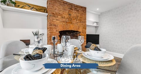 Living room, Food and drinks, Seating area, Dining area