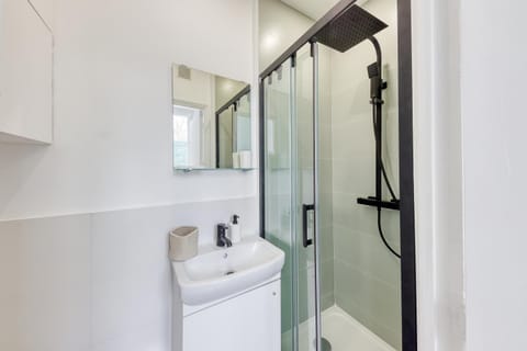 Shower, Bathroom, towels