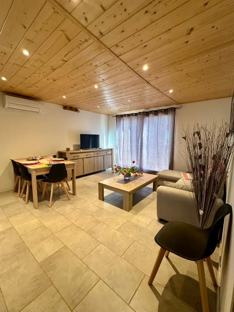 TV and multimedia, Living room, Dining area