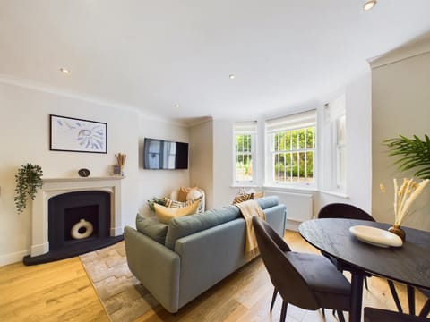 TV and multimedia, Living room, Seating area, Evening entertainment, flat iron