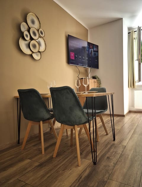 TV and multimedia, Seating area, Dining area