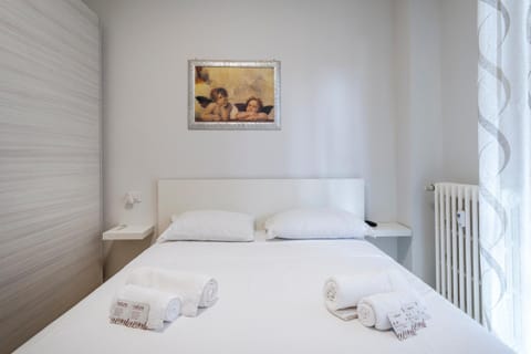 Bed, Photo of the whole room, Bedroom, internet, towels