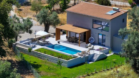 Property building, Spring, Day, Garden, View (from property/room), Garden view, Pool view, Swimming pool, Inner courtyard view, sunbed