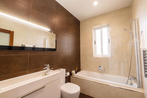 Shower, Toilet, Bathroom, Bath, towels