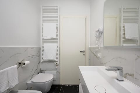 Shower, Toilet, Bathroom, bidet, towels